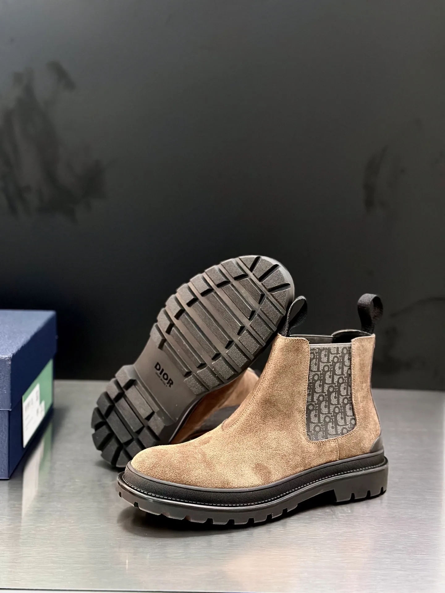 Men's shoes 💰920 Dior Dior high-top sneakers, top-quality goods produced in Dongguan, show version, leading counter trial style, Nappa cowhide material, light and breathable, soft and comfortable, easier to put on and take off, calfskin leather edging, distinctive sports style, genuine leather tongue Dior letter badge, showing the brand style, lightweight embossed pattern rubber sole, light and genuine leather feet, with original packaging Size: 39-40-41-42-43-44 (45, 46 customized) leather shoe size